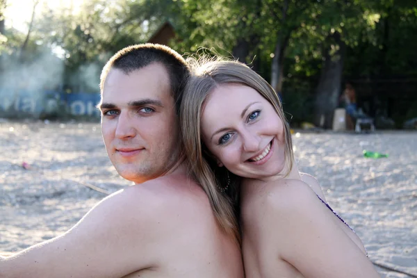 一对快乐的年轻夫妇的画像 — 图库照片