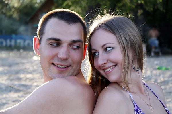 Portrait d'un jeune couple heureux — Photo