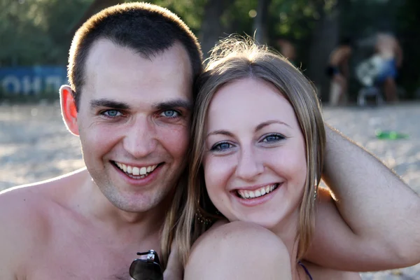 Retrato de una feliz pareja joven —  Fotos de Stock