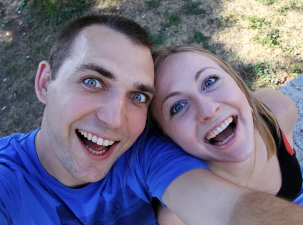Portrait d'un jeune couple heureux — Photo
