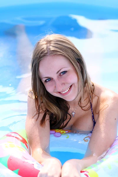 Frau im Schwimmbad — Stockfoto