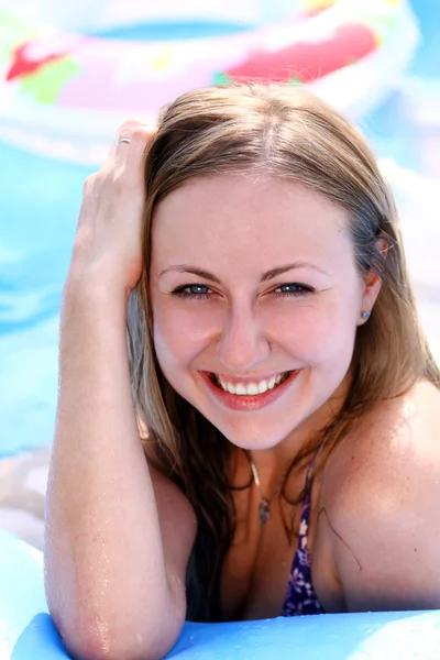 수영장에 있는 여자 — 스톡 사진