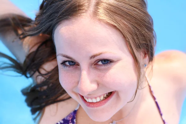 Mujer feliz en la piscina — Foto de Stock