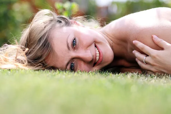Kobieta leżąc na boisko w parku — Zdjęcie stockowe