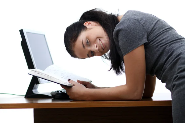 Femme et ordinateur de bureau — Photo