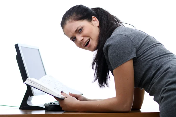 Жінка і офісний комп'ютер — стокове фото