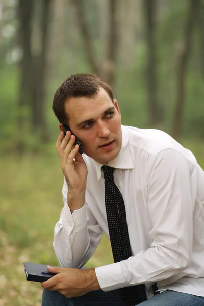 Mladý atraktivní muž volá po telefonu — Stock fotografie