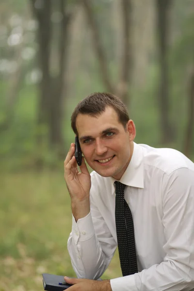 Giovane uomo attraente chiamando per telefono — Foto Stock