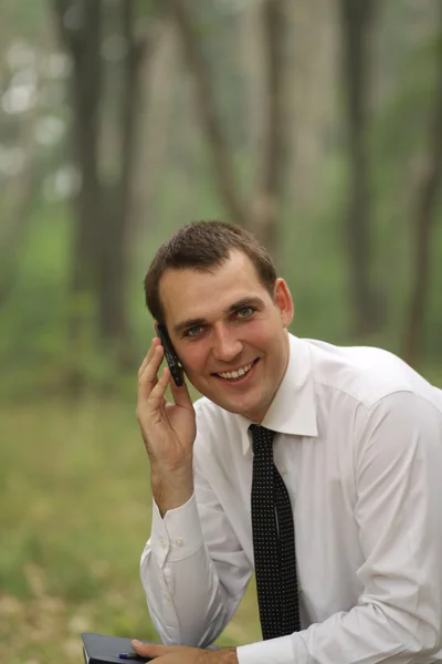 Aantrekkelijke jongeman bellen via de telefoon — Stockfoto
