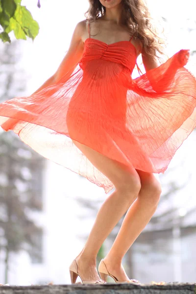 Sexy vrouw in rode jurk — Stockfoto