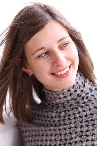 Gyönyörű fiatal nő mosolyog — Stock Fotó