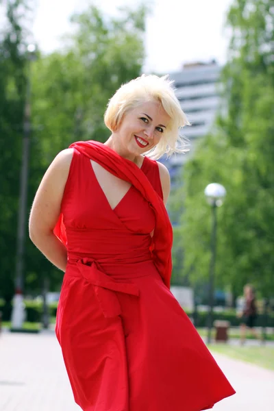 Kırmızı elbiseli kadın. — Stok fotoğraf