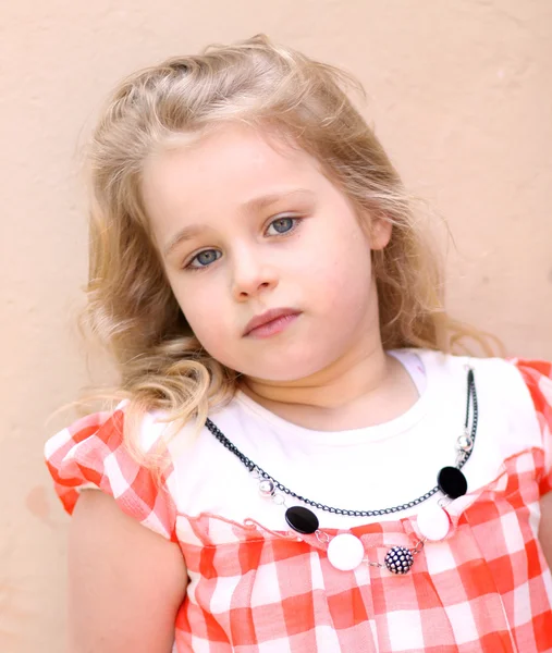 Porträt des schönen kleinen Mädchens — Stockfoto