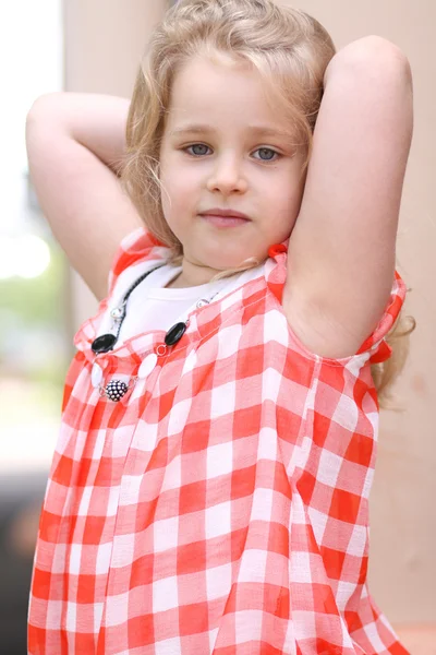 Porträt des schönen kleinen Mädchens — Stockfoto