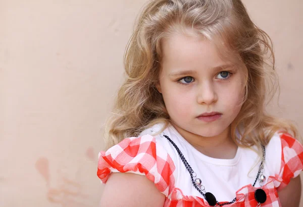 Porträtt av vacker liten flicka — Stockfoto
