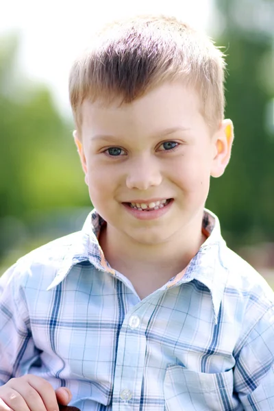 Porträt des schönen kleinen Jungen — Stockfoto