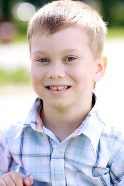 Portrét krásného malého chlapce — Stock fotografie