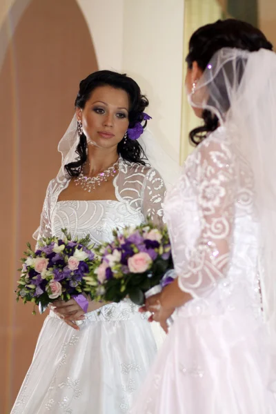 Young beautiful bride — Stock Photo, Image