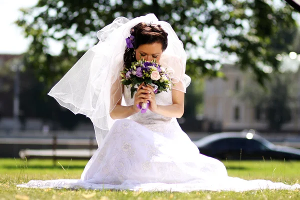 Jovem noiva bonita no parque de verão — Fotografia de Stock
