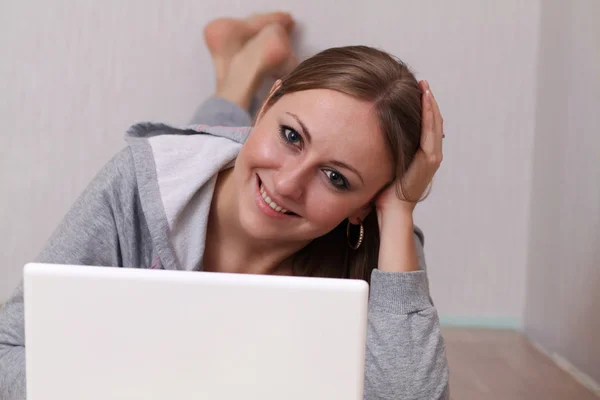 Γυναίκα που χρησιμοποιεί φορητό υπολογιστή — Φωτογραφία Αρχείου
