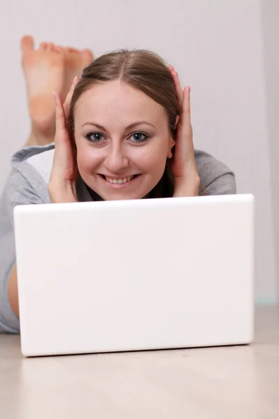Donna che utilizza un computer portatile — Foto Stock