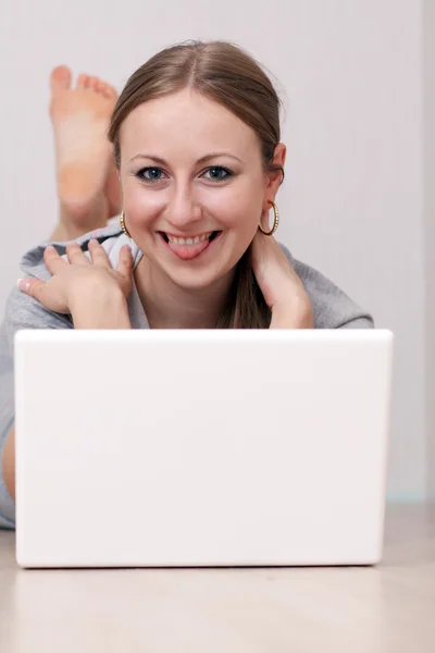 Жінка використовує ноутбук — стокове фото