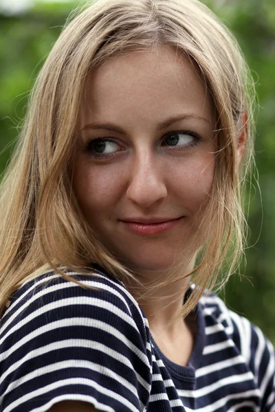 Smuk ung pige smilende - Stock-foto