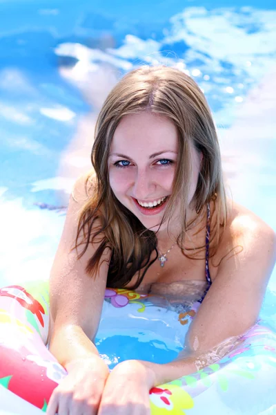 Havuzda mutlu bir kadın — Stok fotoğraf