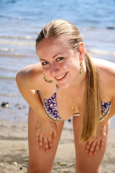 Frau posiert am Strand — Stockfoto