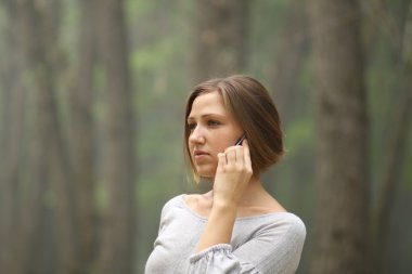 telefon ederken kadın