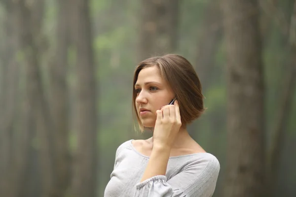 Telefon ederken kadın — Stok fotoğraf