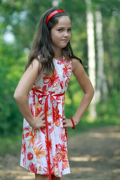 Vacker liten flicka på park — Stockfoto