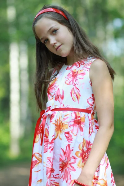 Vacker liten flicka på park — Stockfoto