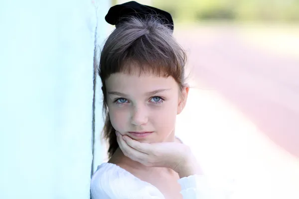 Vacker liten flicka — Stockfoto