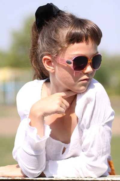 Schönes kleines Mädchen mit Sonnenbrille — Stockfoto
