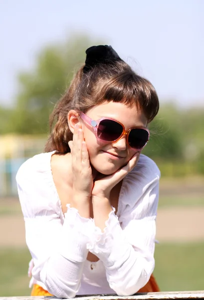 Güzel küçük bir kız güneş gözlüğü — Stok fotoğraf
