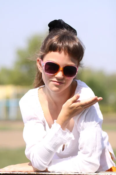 Красивая маленькая девочка в солнечных очках — стоковое фото
