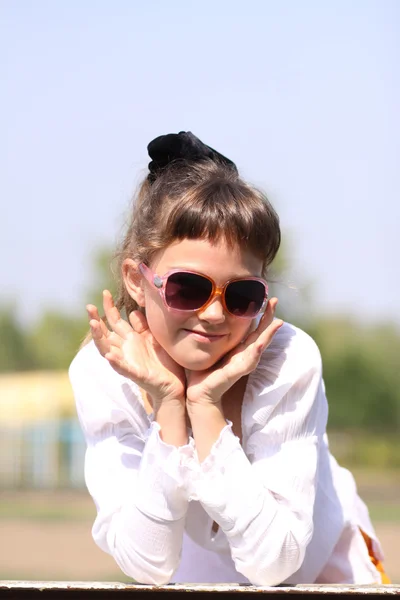 Красивая маленькая девочка в солнечных очках — стоковое фото