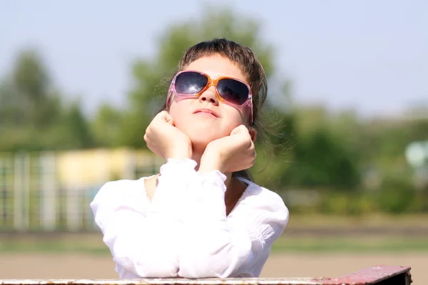 Hermosa niña en gafas de sol — Foto de Stock
