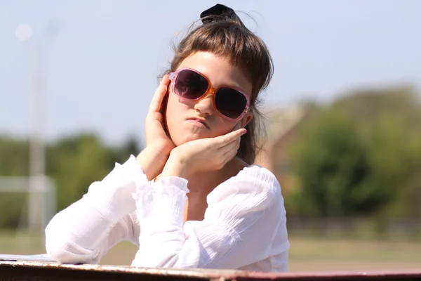 Schönes kleines Mädchen mit Sonnenbrille — Stockfoto