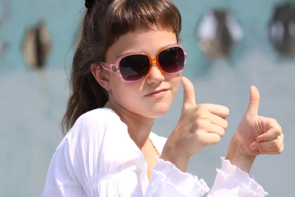 Vacker liten flicka i solglasögon — Stockfoto