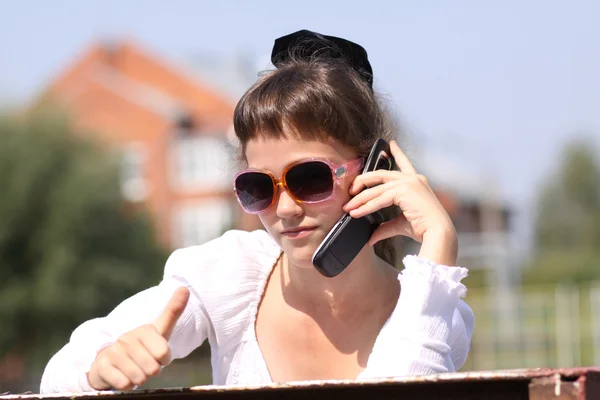Küçük kız telefon ederken — Stok fotoğraf