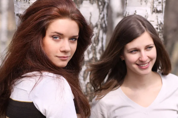 Två unga kvinnor — Stockfoto
