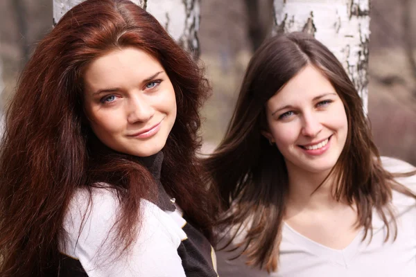 Dos mujeres jóvenes —  Fotos de Stock