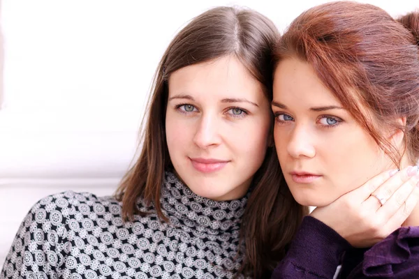 Zwei junge Frauen — Stockfoto