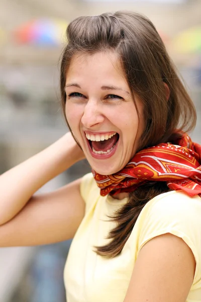 Junge glücklich lächelnde Frau — Stockfoto