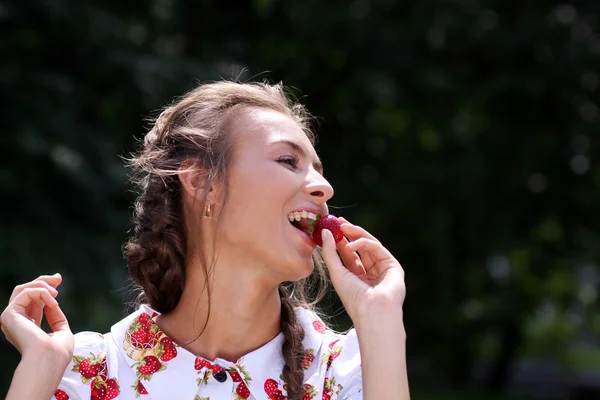 Retrato de la hermosa chica con una fresa —  Fotos de Stock