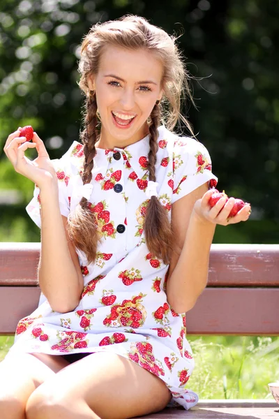 Dívka s jahody — Stock fotografie