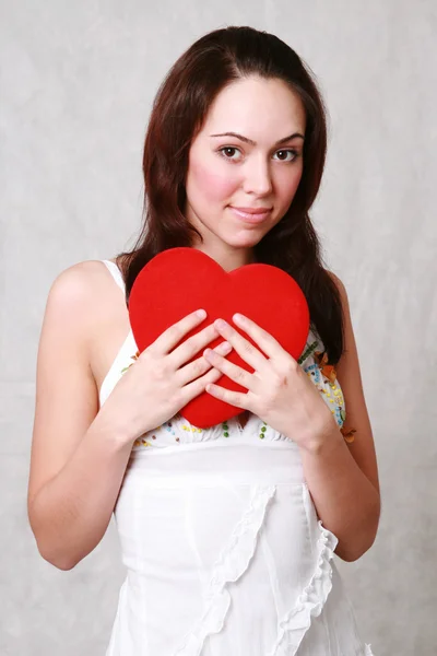 Femme tenant un cœur rouge — Photo
