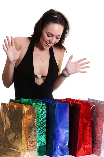 Ritratto di una giovane ragazza adulta felice con borse colorate — Foto Stock
